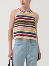 Remera sin mangas tejida a crochet con algodón orgánico, acrílico y lino orgánico. Diseño a rayas horizontales de colores.