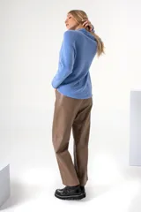 Pantalón de corte recto color beige, confeccionado en mezcla de algodón y poliuretano, con cintura aguja.