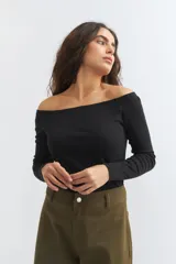 Remera de manga larga color negro con diseño off shoulder y ajuste al cuerpo.