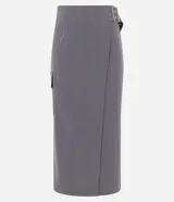 Falda midi de poliéster, viscosa y elastano color negro, de corte recto y tiro alto. Presenta diseño cruzado con hebilla metálica lateral y bolsillo cargo.