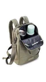 Mochila matera confeccionada en tela impermeable color beige, diseñada con dos compartimientos independientes para el kit de mate y objetos personales. Cuenta con bolsillos internos, asas de mochila acolchadas, asa de mano superior y una correa ajustable extraíble para llevar al hombro.