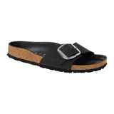 Sandalia Birkenstock modelo Madrid Big Buckle, color negro, con hebilla plateada grande y plantilla anatómica de corcho y látex.
