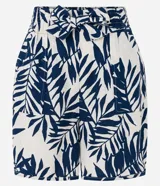 Short clochard de viscolino con estampado de hojas en tonos azul y blanco, cintura elástica con lazo y bolsillos laterales.
