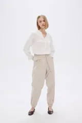 Pantalón babucha blanco con cintura elastizada y cordón ajustable.