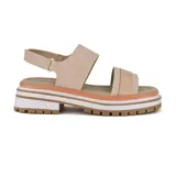 Sandalias de cuero color rosa pálido, con dos tiras anchas sobre el empeine y pulsera al tobillo con hebilla. Plataforma con base de goma blanca y detalles en naranja.