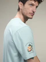 Remera gris de algodón con cuello redondo y manga corta.