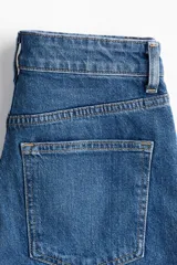Short de jean azul de tiro alto, con cinco bolsillos y cierre con botón.