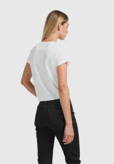 Remera blanca de algodón con estampado de langosta roja y texto en azul y amarillo.