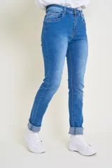 Pantalón de jean azul de tiro alto con lycra, corte ajustado y ruedo doblado.