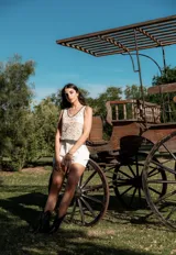 Musculosa corta celeste de crochet con terminaciones en marrón.