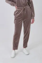 Pantalón tipo babucha de tejido suave, color marrón topo (taupe/mink/vison), con cintura elástica y cordón ajustable.