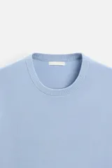 Camiseta celeste de punto con hilatura de mezcla de algodón, corte relaxed fit, cuello redondo, manga corta y acabados en rib.