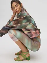 Calza 3/4 de lycra con estampado abstracto en tonos marrones, verdes y rosados.