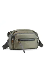 Bandolera verde militar capitoneada en nylon, con apertura superior con cierre y tiradores metálicos, bolsillos internos y bolsillo frontal con cierre metálico. Incluye correa larga regulable para colgar.