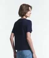 Remera verde esmeralda de algodón, con cuello redondo y mangas cortas.