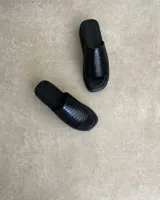 Suecos con capellada color marrón con textura de piel de serpiente y base de goma negra.