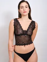 Top negro de encaje con escote en V y breteles anchos.