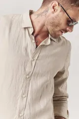 Camisa de corte regular en color terracota, con botones y manga larga, ideal para un look casual.