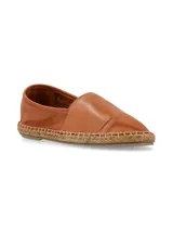 Alpargatas doradas de cuero con suela de yute.