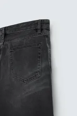 Pantalón de jean celeste de corte flare, con cinco bolsillos, efecto lavado y bajo con acabado irregular.