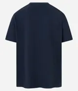 Remera de hombre color azul marino, corte regular, cuello redondo y manga corta. Presenta un pequeño bordado multicolor en el pecho que simula un barco y peces.