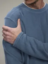 Sweater de micropolar azul con cuello redondo y mangas largas.