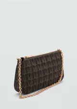 Bolso pequeño tipo baguette con estampado de logos en marrón y negro, cierre de cremallera y asa corta de cadena dorada.