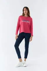 Remera blanca de algodón con mangas largas, cuello redondo y estampado con la frase 'look deeper always true art'.