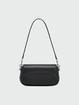 Bolso de hombro Marc Jacobs modelo The Clover, color rosa chicle, con correa fina al tono y cierre con el logo de la marca.