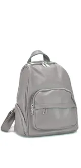 Mochila gris de símil cuero con dos bolsillos frontales con cierre, apertura superior con cierres metálicos, bolsillos laterales, bolsillos internos y al dorso. Incluye correas regulables para colgar en la espalda y asa de mano.