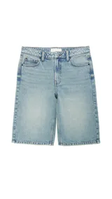 Bermuda de denim celeste, corte recto y largo a la rodilla.