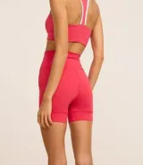 Short deportivo de microfibra pesada color fucsia, corte ciclista, tiro alto y bolsillos laterales.