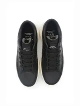 Championes Brandblack Downtown negros con suela texturizada color crema.