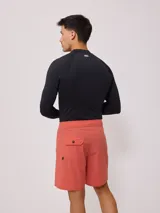 Short de baño color verde agua con estampado lateral en negro, blanco y amarillo. Ajuste con cordón en la cintura.