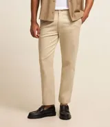Pantalón de vestir color gris claro, de corte slim fit y largo cropped.