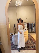 Vestido largo blanco de lino con breteles finos y escote recto.