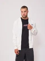 Canguro blanco con cierre frontal, capucha con cordones ajustables y logo de la marca bordado en el pecho.