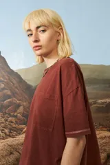 Remera de algodón blanco con costuras de contraste, diseño relajado y un bolsillo frontal.