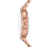 Reloj Michael Kors Pyper con caja redonda de acero color oro rosa, bisel con strass, esfera blanca con monograma MK en relieve y agujas e indicadores en oro rosa.