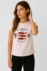 Remera azul marino de manga corta con cuello redondo y estampado frontal con motivos marinos y la frase 'Bonjour la Mer'.