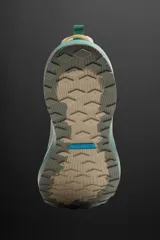 Zapatilla deportiva color arena con detalles en verde y suela azul. Fabricada en tejido de punto transpirable con puntera y talón recubiertos de material Shield Protect Max. Cuenta con ajuste mediante cordones, tirador trasero, plantilla OrthoLite® extraíble, entresuela Spume Foam V2 y suela de goma.