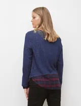 Buzo azul melange de tejido soft con ruedo y mangas combinadas en camisa a cuadros azul y bordeaux.