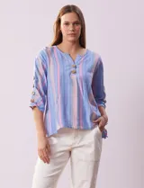 Blusa de algodón a rayas verticales en tonos celeste, rosa y blanco. Tiene cuello redondo con escote en V y abertura con botones de madera. Las mangas son 3/4 con aplique de botones.