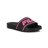 Chancletas negras con tira ancha que lleva el logo de Fila en color rosa neón. La plantilla es texturizada para mayor agarre.