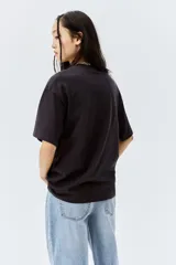 Remera negra de corte amplio con estampado de la banda Def Leppard, con un ojo y la frase "Take what you want".