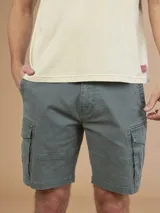 Bermuda de gabardina color marrón con múltiples bolsillos tipo cargo.