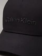 Gorra de béisbol negra con logo Calvin Klein bordado en el frente.
