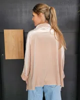 Camisa de terciopelo color marrón claro con cuello clásico, cierre frontal con botones y mangas largas con puños abotonados.