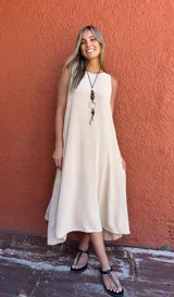 Vestido largo color beige, sin mangas, con cuello redondo y corte en A.