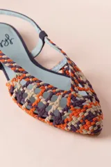 Bailarina destalonada con tejido de algodón trenzado a mano, color naranja, beige y violeta.